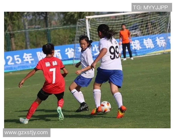 捕捉足球明星的帅气瞬间展现运动魅力与青春活力的完美结合