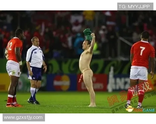 男足球明星因慈善活动裸跑引发热议展现运动员勇气与社会责任感 男足球明星因慈善活动裸跑引发热议展现运动员勇气与社会责任感